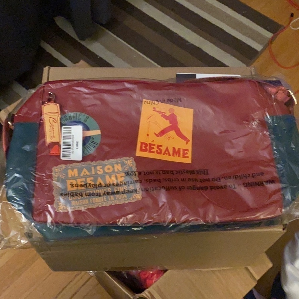 Bésame Cosmetics Weekender bag - Picture 5 of 5